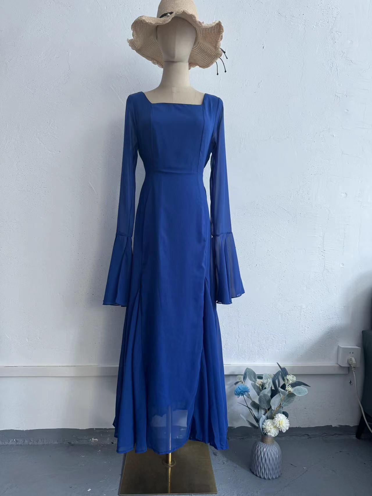 Chiffonkleid in Unifarbe mit Rüschenärmeln
