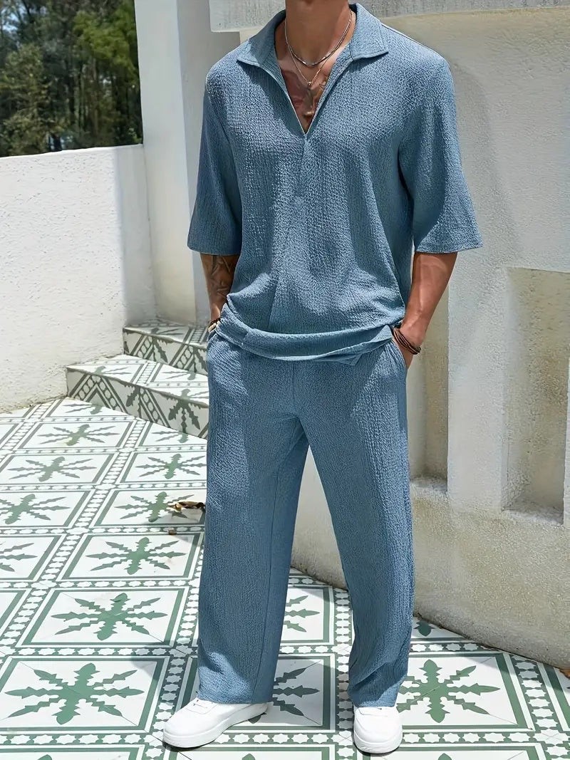 Zweiteiliges Set: Hose und Oberteil, lässig und für den Alltag geeignet. V-Ausschnitt, strukturierte Oberfläche mit gerippter Optik, bequem und modisch.