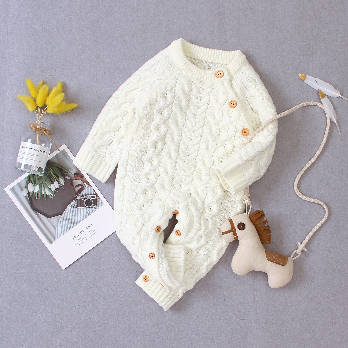 Gestrickter einfarbiger Baby-Strampler