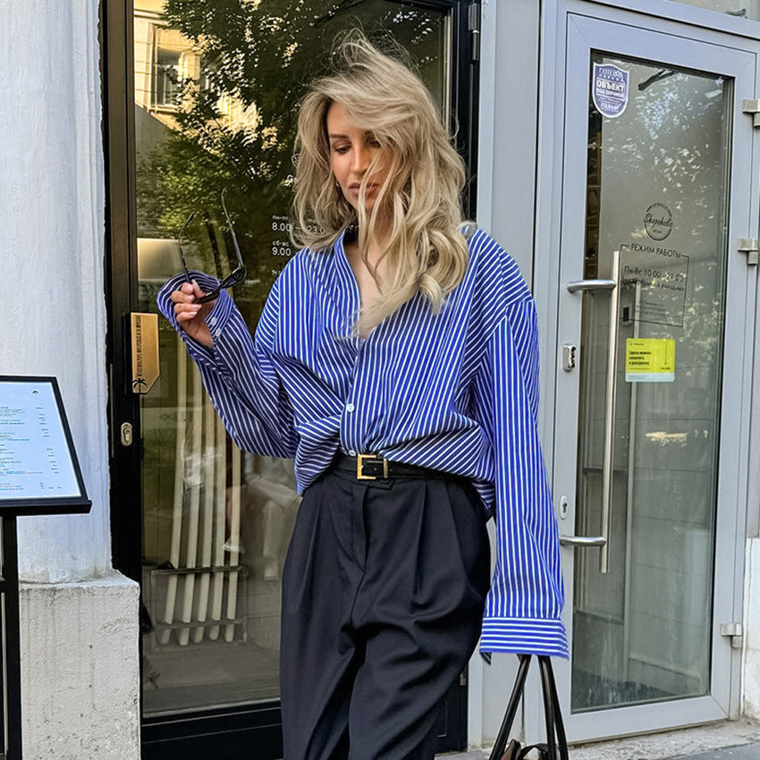 Französischer Stil Blau Gestreiftes Shirt mit Design-Akzent und Exklusivität