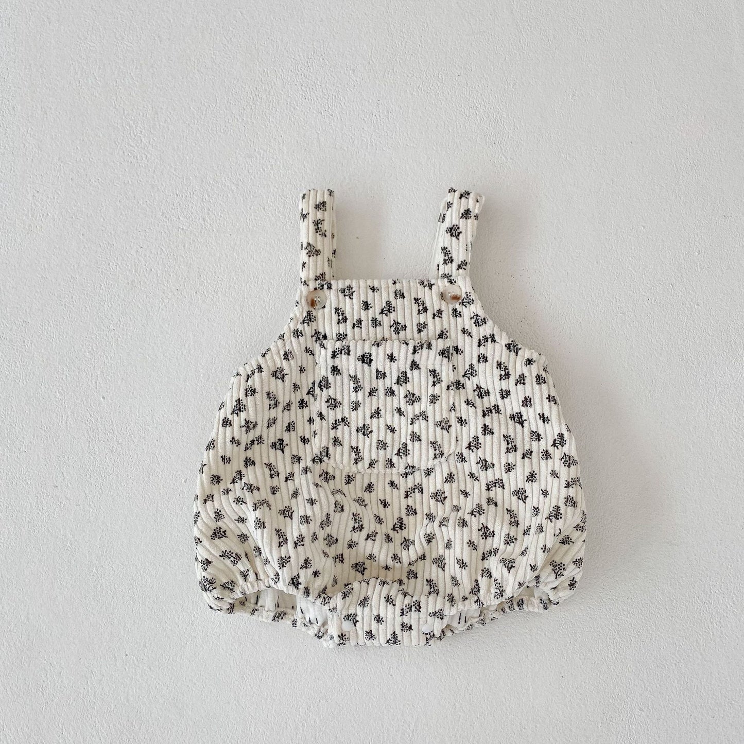 Cute baby bodysuit with bear motif