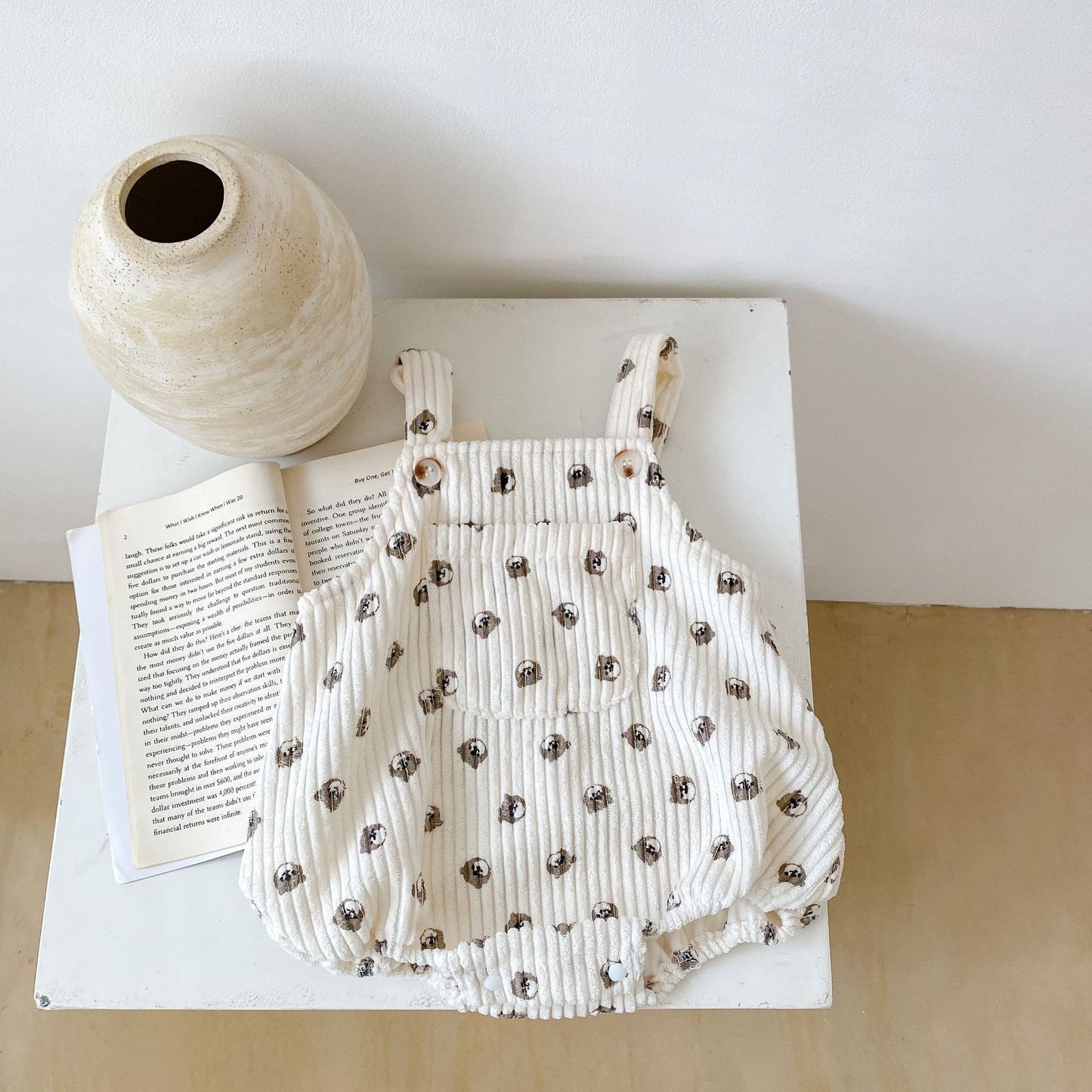 Cute baby bodysuit with bear motif