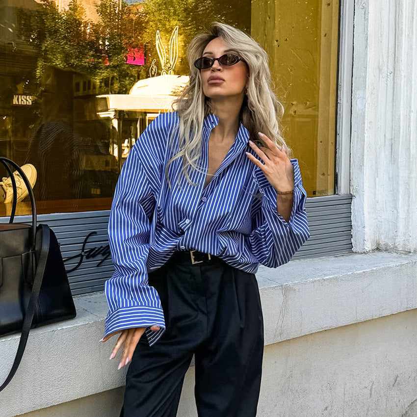 Französischer Stil Blau Gestreiftes Shirt mit Design-Akzent und Exklusivität