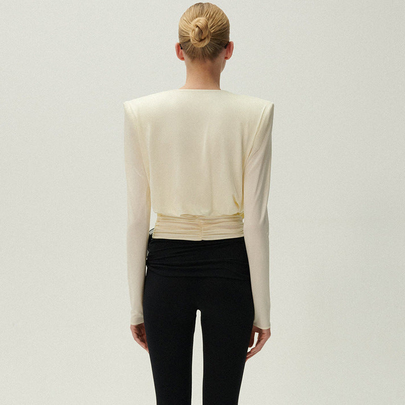 Top-modisches Shirt für Damen mit Schwingkragen, gepolsterten Schultern, Falten-Details und figurbetontem Schlankeffekt