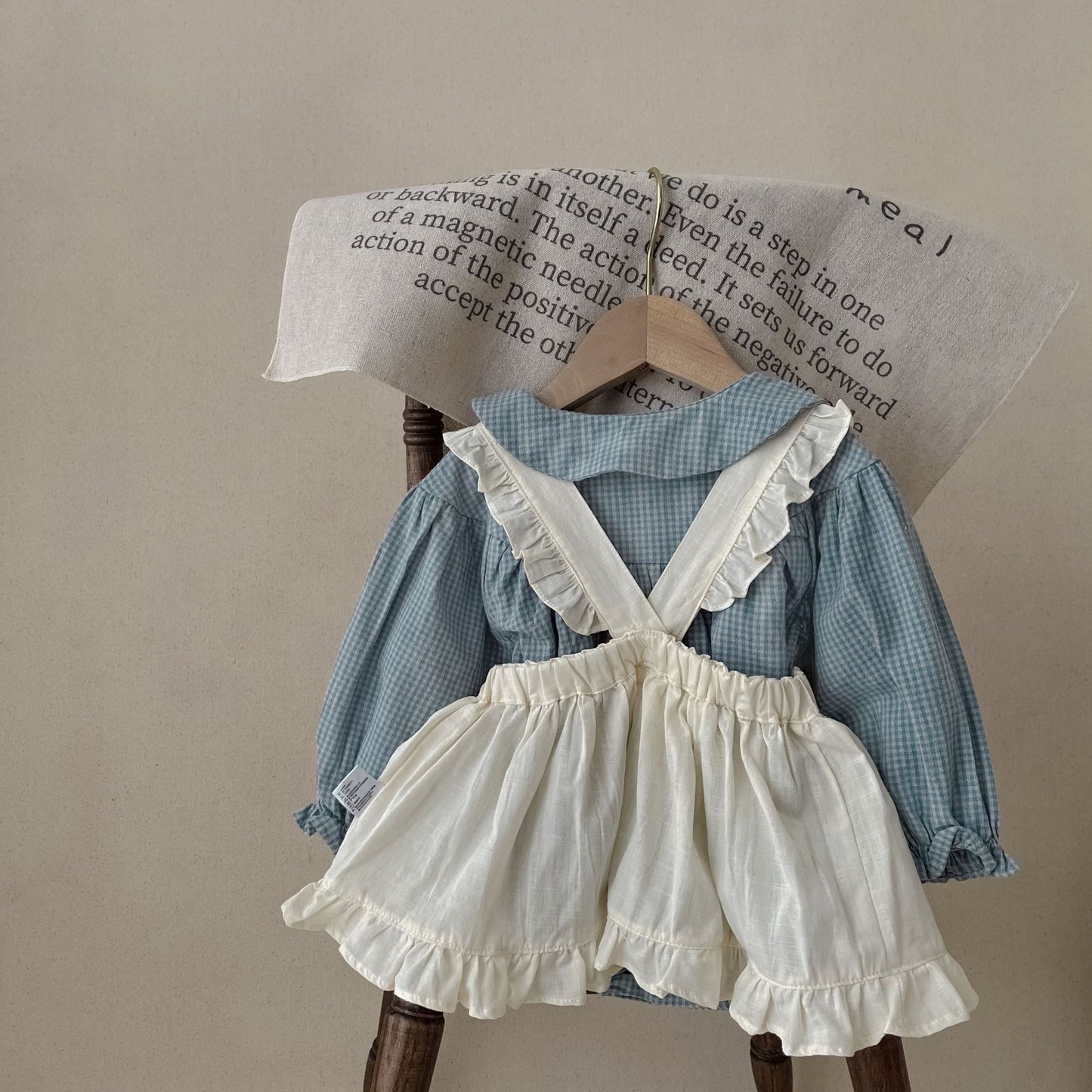 Baby Einteiler mit Knopfleiste Langarm Kleines Karomuster Strampler mit Trägerkleid