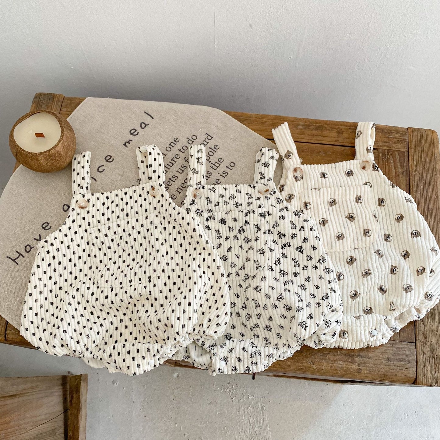 Cute baby bodysuit with bear motif 