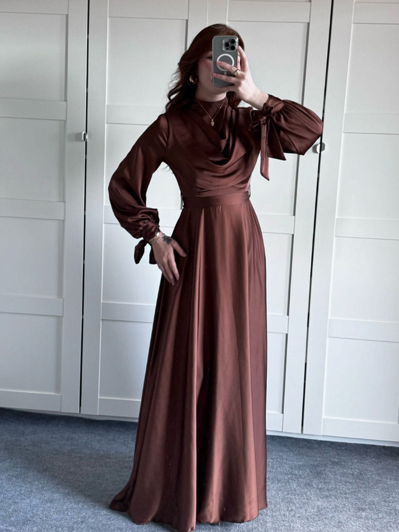 Langärmliges Maxi kleid mit Satin-Plunge kragen