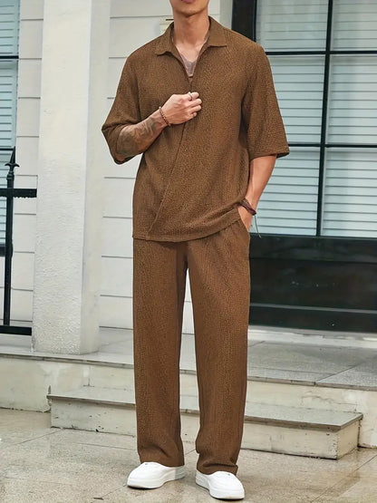 Zweiteiliges Set: Hose und Oberteil, lässig und für den Alltag geeignet. V-Ausschnitt, strukturierte Oberfläche mit gerippter Optik, bequem und modisch.
