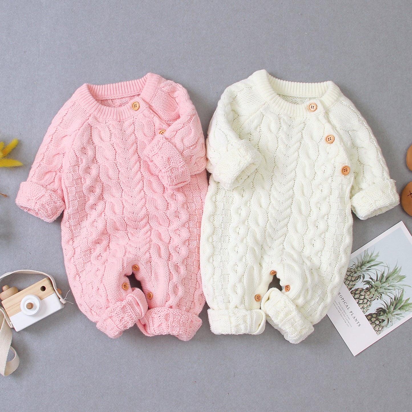 Gestrickter einfarbiger Baby-Strampler