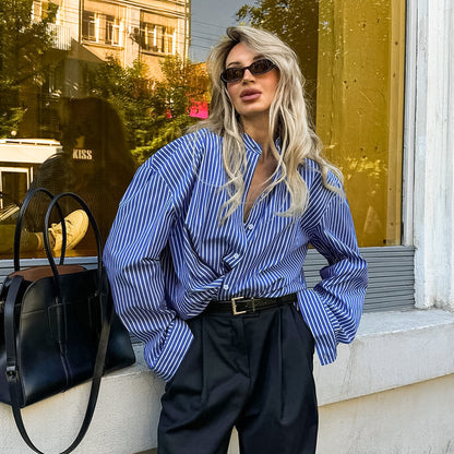 Französischer Stil Blau Gestreiftes Shirt mit Design-Akzent und Exklusivität
