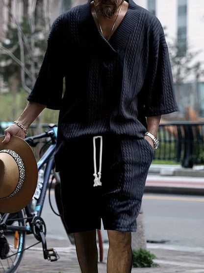 2-teiliges Herren-Set: Jacquard einfarbiges Kurzarm-V-Ausschnitt-Hemd und passende Shorts mit Kordelzug, sommerliche Freizeitbekleidung.