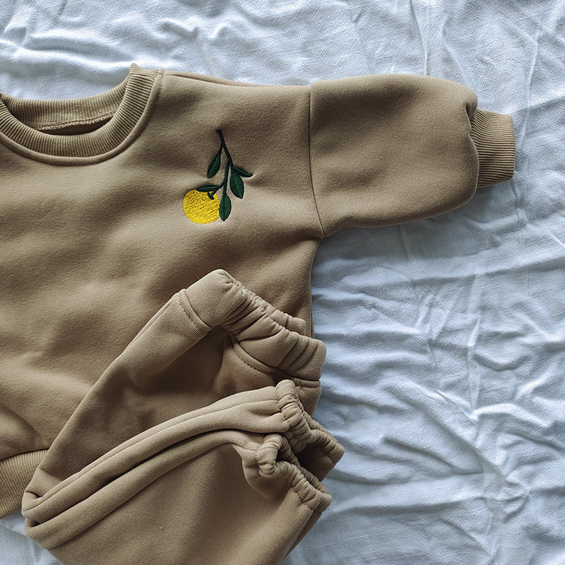 Herbst- und Winteranzug mit Fleece-Futter und Chrysanthemenstickerei Kinderanzug Baby- und Kleinkind-Outdoor-Kleidung