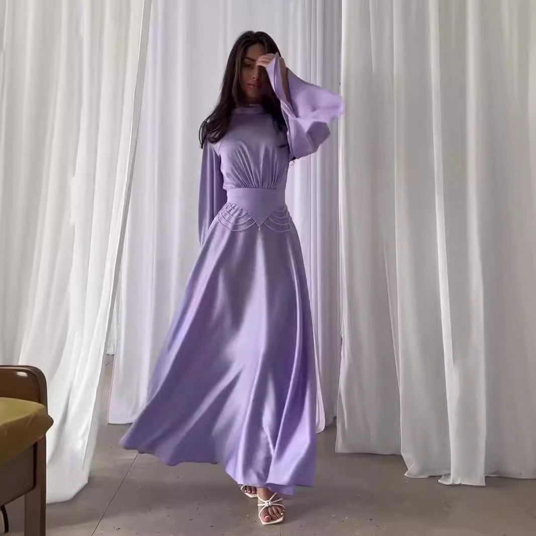 Eng tailliertes langärmliges Kleid in Unifarbe
