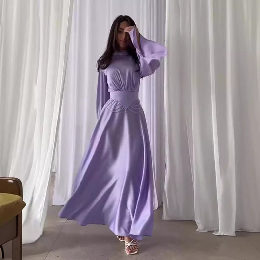 Eng tailliertes langärmliges Kleid in Unifarbe