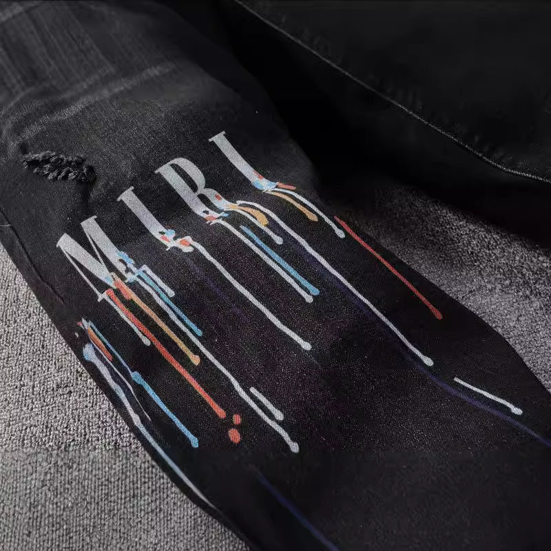 Schwarze Herren-Jeans mit auffälligen bunten Buchstaben