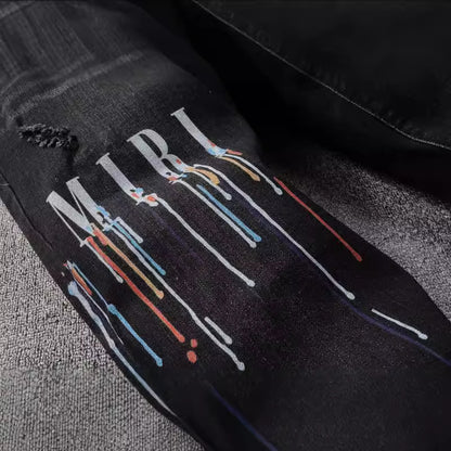 Schwarze Herren-Jeans mit auffälligen bunten Buchstaben