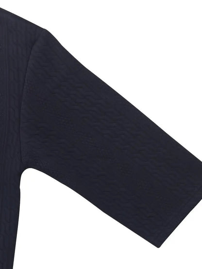 2-teiliges Herren-Set: Jacquard einfarbiges Kurzarm-V-Ausschnitt-Hemd und passende Shorts mit Kordelzug, sommerliche Freizeitbekleidung.