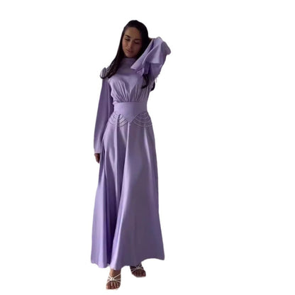 Eng tailliertes langärmliges Kleid in Unifarbe