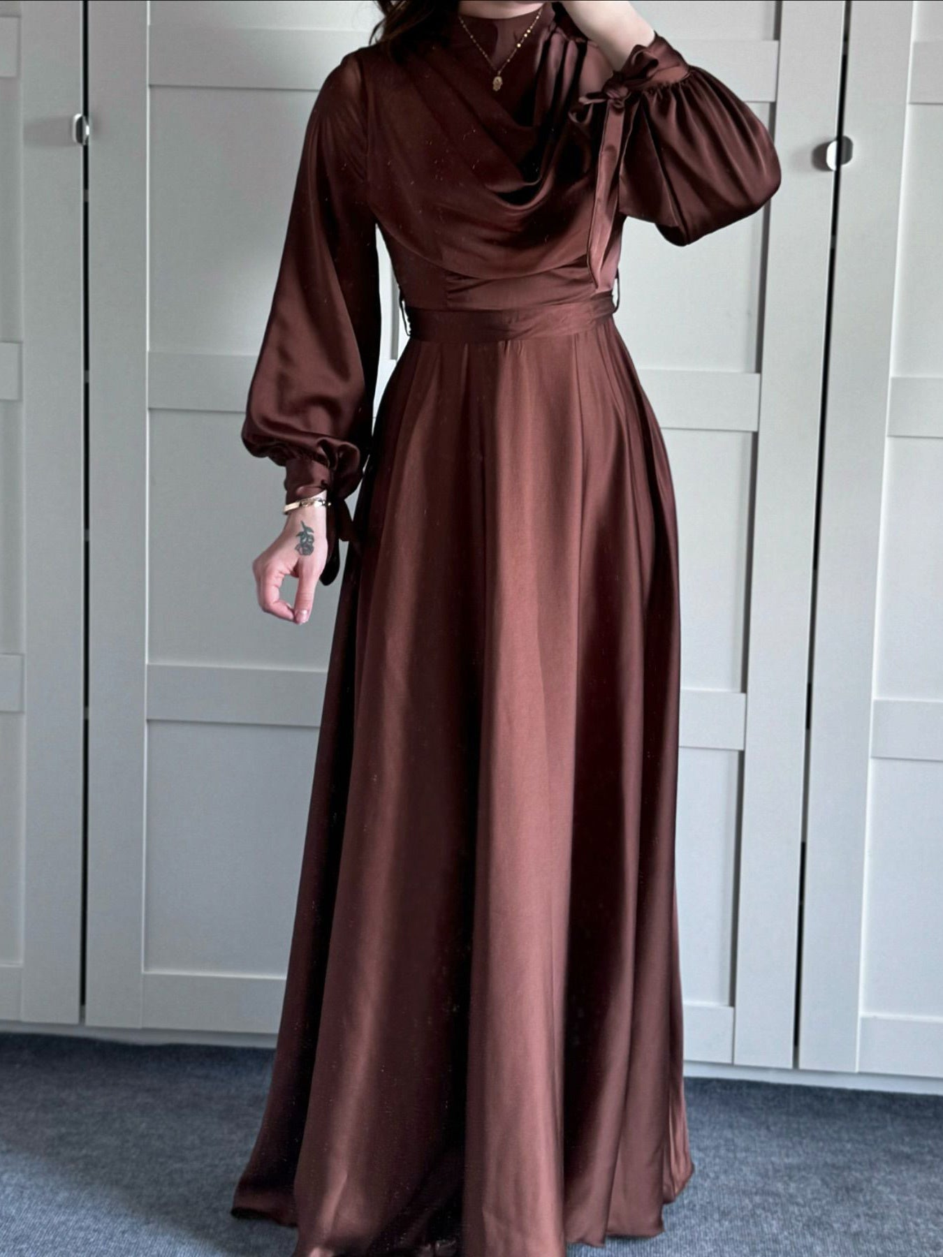 Langärmliges Maxi kleid mit Satin-Plunge kragen