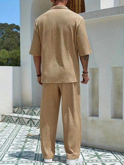 Zweiteiliges Set: Hose und Oberteil, lässig und für den Alltag geeignet. V-Ausschnitt, strukturierte Oberfläche mit gerippter Optik, bequem und modisch.