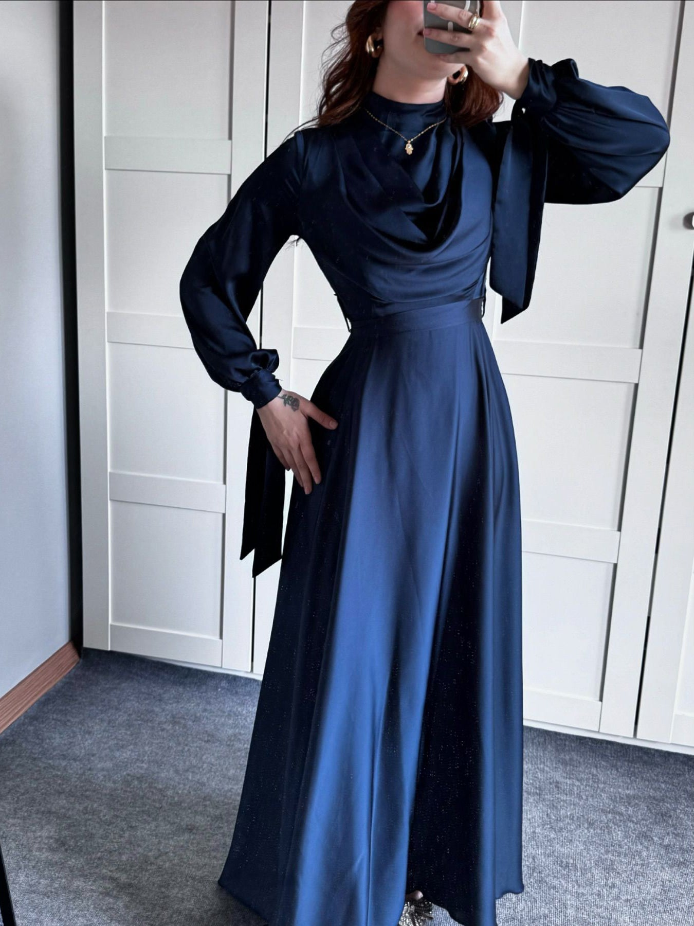 Langärmliges Maxi kleid mit Satin-Plunge kragen