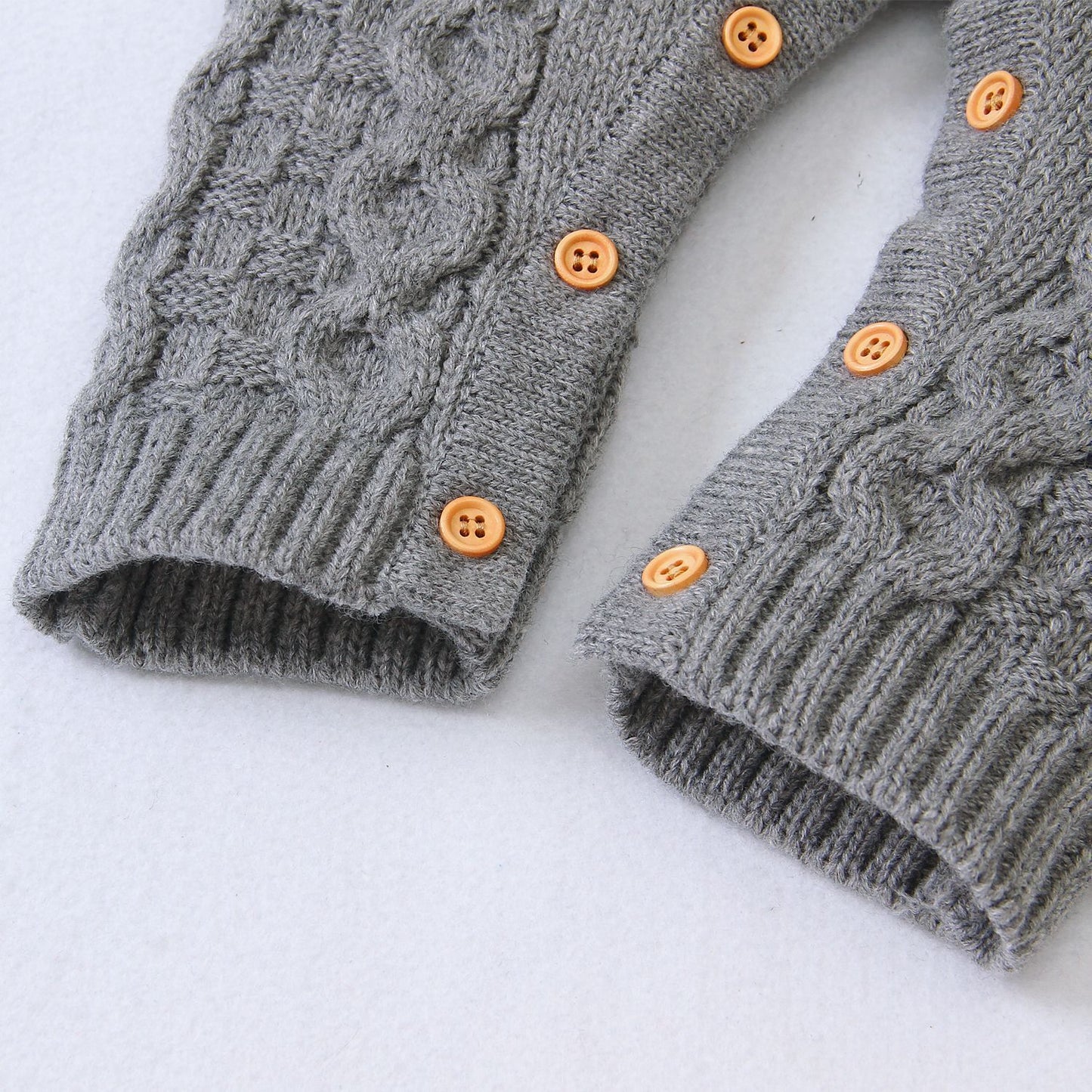 Gestrickter einfarbiger Baby-Strampler