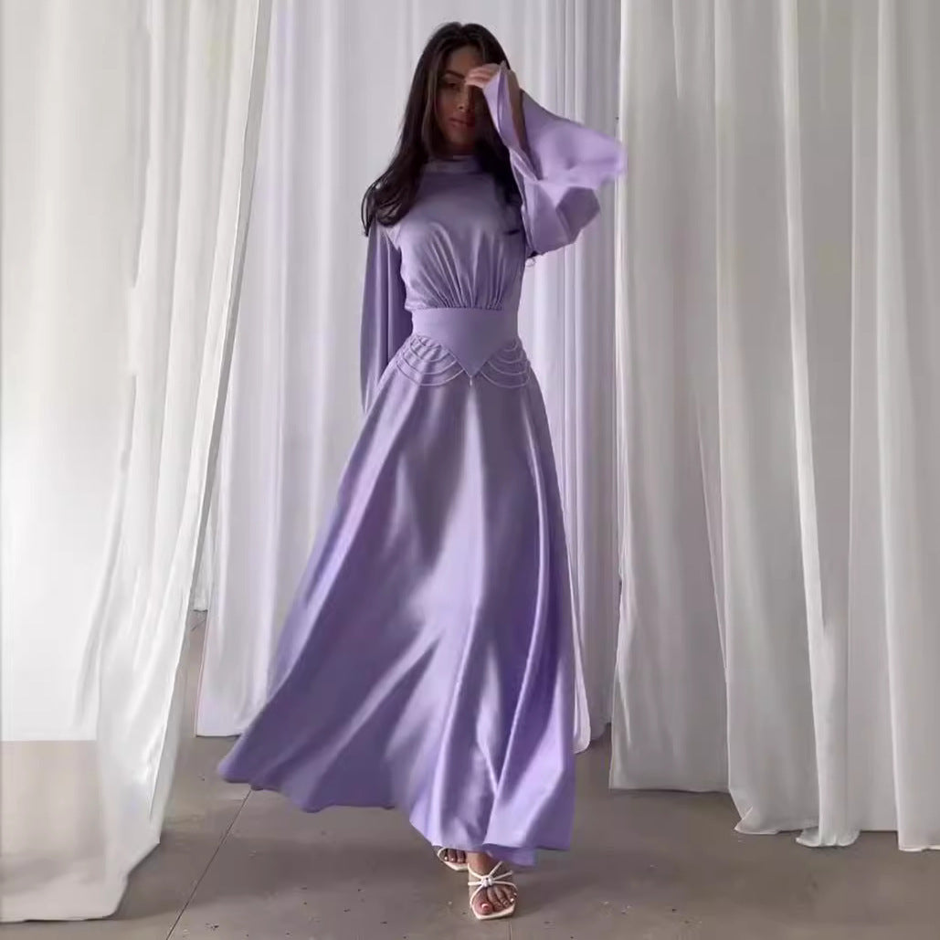 Eng tailliertes langärmliges Kleid in Unifarbe