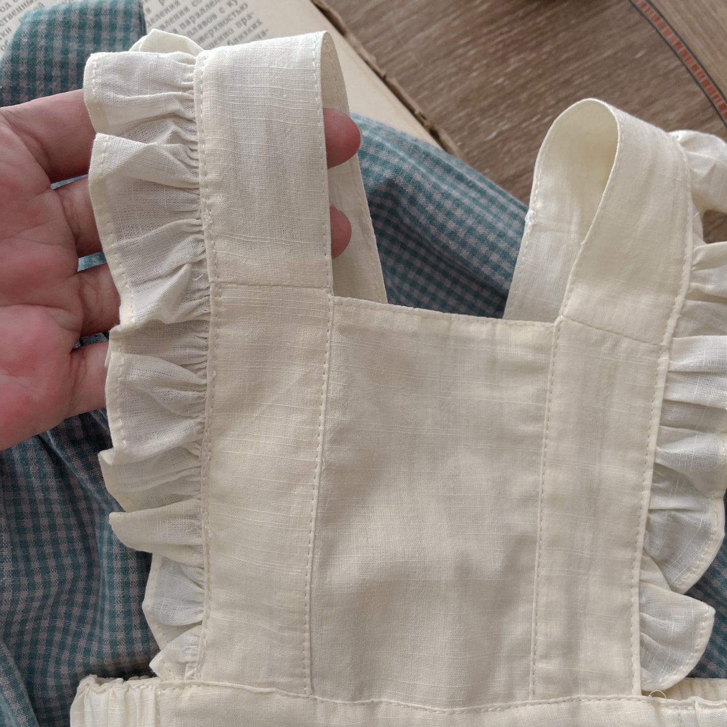 Baby Einteiler mit Knopfleiste Langarm Kleines Karomuster Strampler mit Trägerkleid