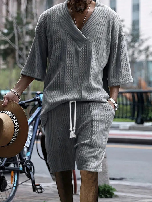 2-teiliges Herren-Set: Jacquard einfarbiges Kurzarm-V-Ausschnitt-Hemd und passende Shorts mit Kordelzug, sommerliche Freizeitbekleidung.