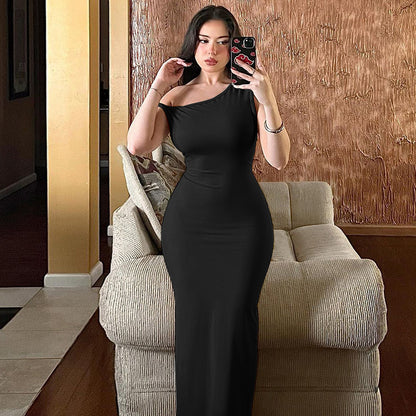 Figurbetontes Kleid mit schrägem Schulterdesign und Schlitz