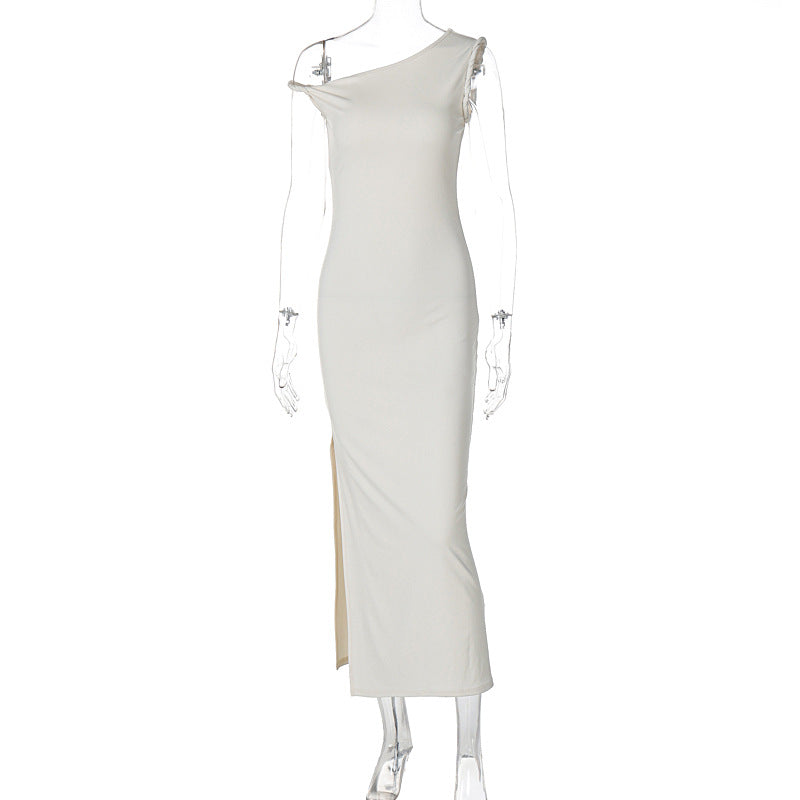 Figurbetontes Kleid mit schrägem Schulterdesign und Schlitz
