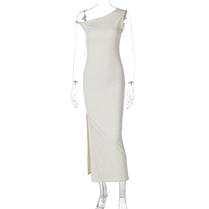 Figurbetontes Kleid mit schrägem Schulterdesign und Schlitz