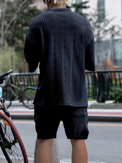 2-teiliges Herren-Set: Jacquard einfarbiges Kurzarm-V-Ausschnitt-Hemd und passende Shorts mit Kordelzug, sommerliche Freizeitbekleidung.