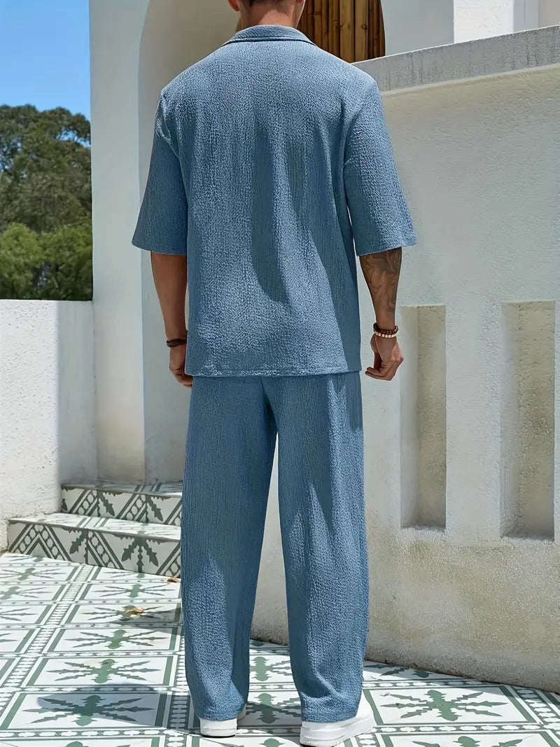 Zweiteiliges Set: Hose und Oberteil, lässig und für den Alltag geeignet. V-Ausschnitt, strukturierte Oberfläche mit gerippter Optik, bequem und modisch.