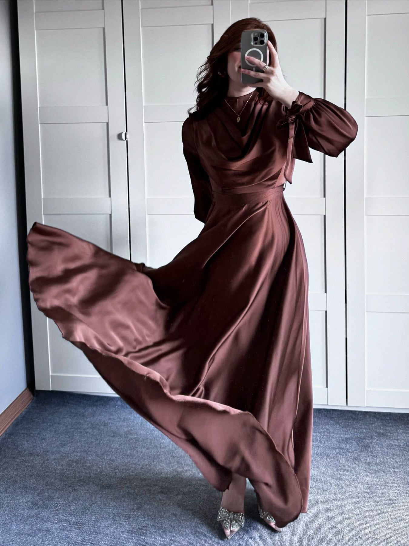 Langärmliges Maxi kleid mit Satin-Plunge kragen
