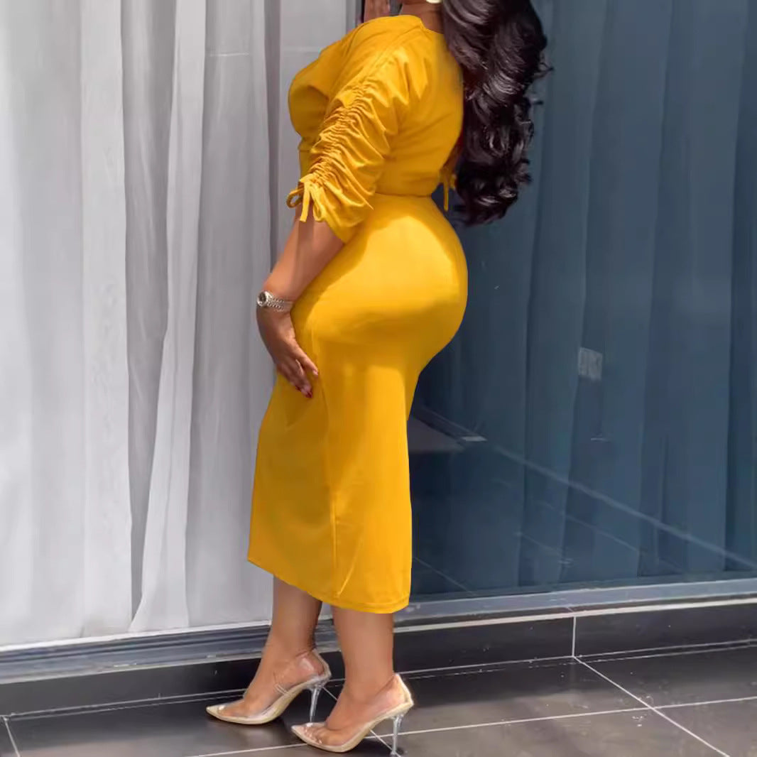 Kleid mit Kordelzug und Schlitz