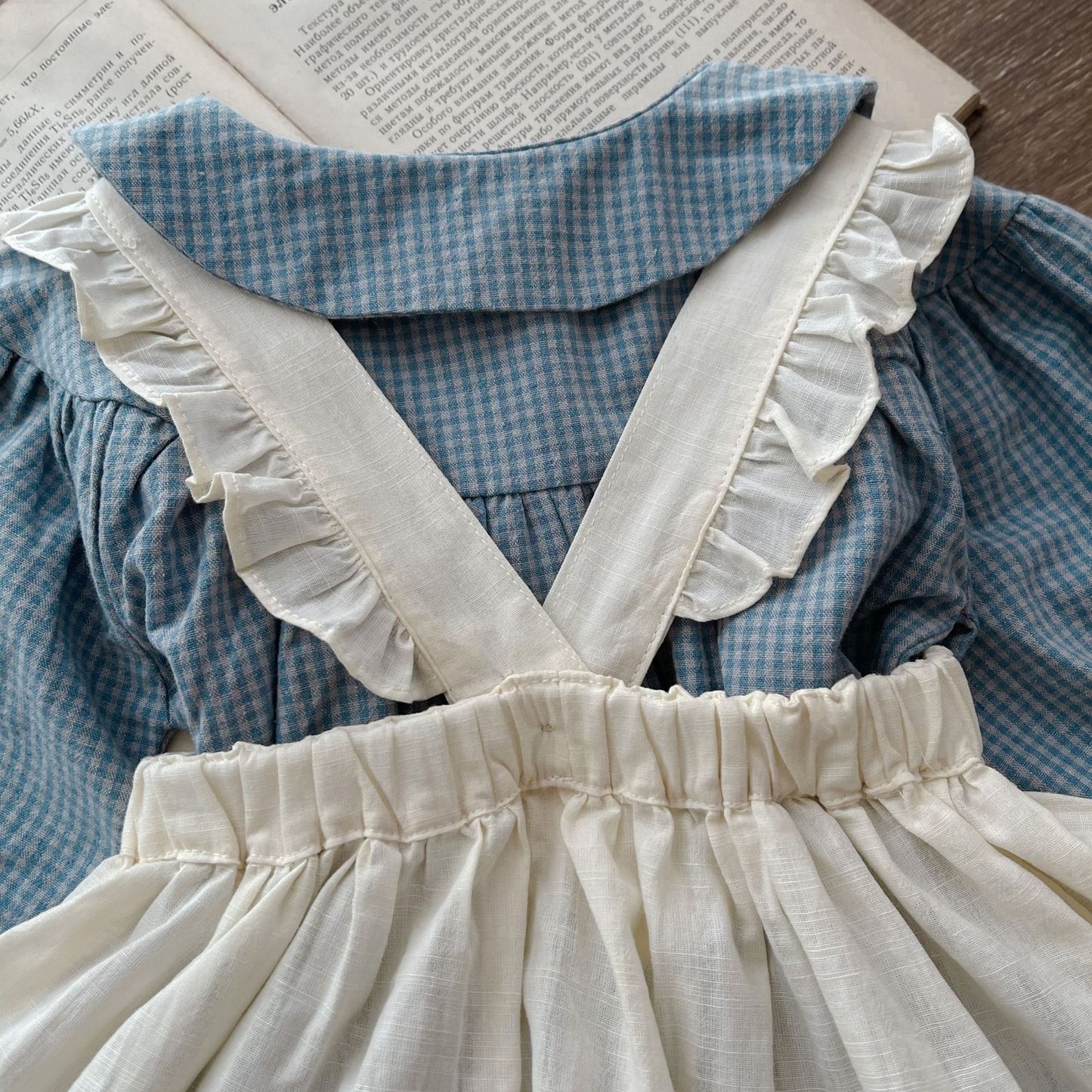 Baby Einteiler mit Knopfleiste Langarm Kleines Karomuster Strampler mit Trägerkleid