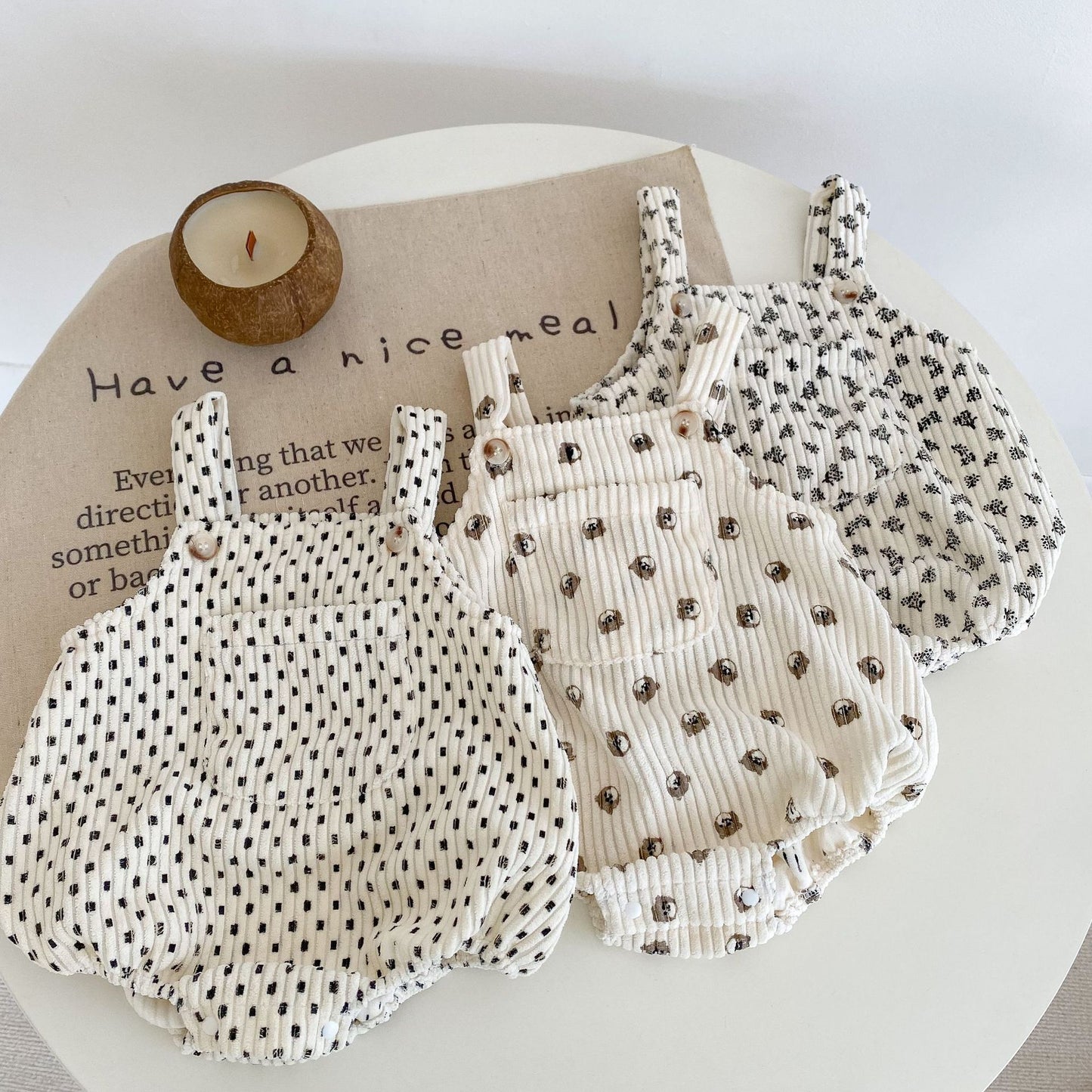 Cute baby bodysuit with bear motif 