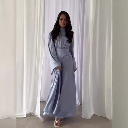 Eng tailliertes langärmliges Kleid in Unifarbe