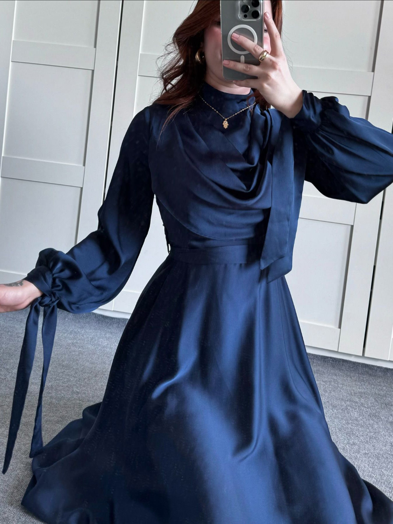 Langärmliges Maxi kleid mit Satin-Plunge kragen