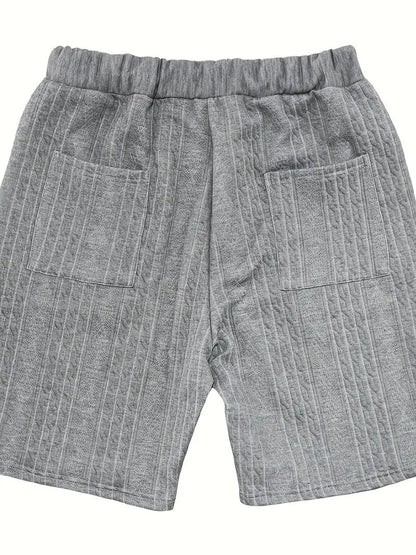 2-teiliges Herren-Set: Jacquard einfarbiges Kurzarm-V-Ausschnitt-Hemd und passende Shorts mit Kordelzug, sommerliche Freizeitbekleidung.