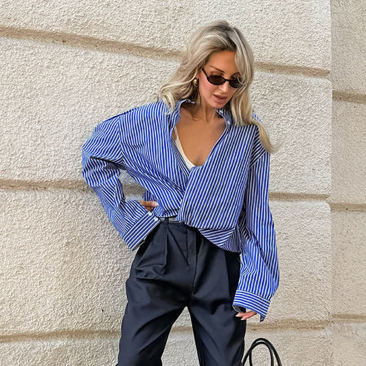 Französischer Stil Blau Gestreiftes Shirt mit Design-Akzent und Exklusivität