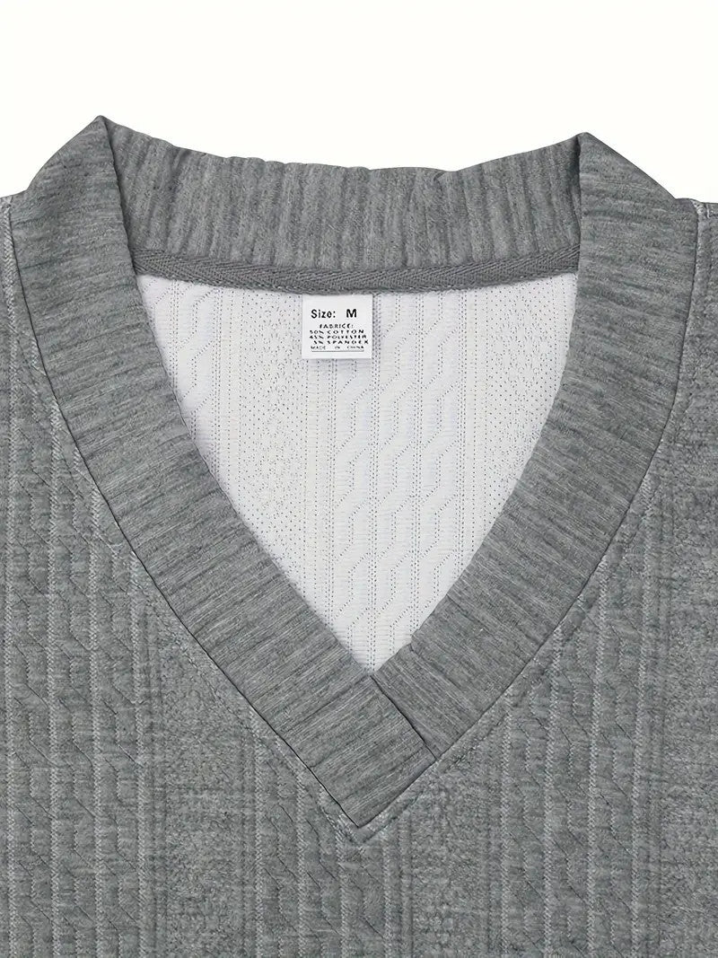 2-teiliges Herren-Set: Jacquard einfarbiges Kurzarm-V-Ausschnitt-Hemd und passende Shorts mit Kordelzug, sommerliche Freizeitbekleidung.