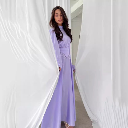 Eng tailliertes langärmliges Kleid in Unifarbe
