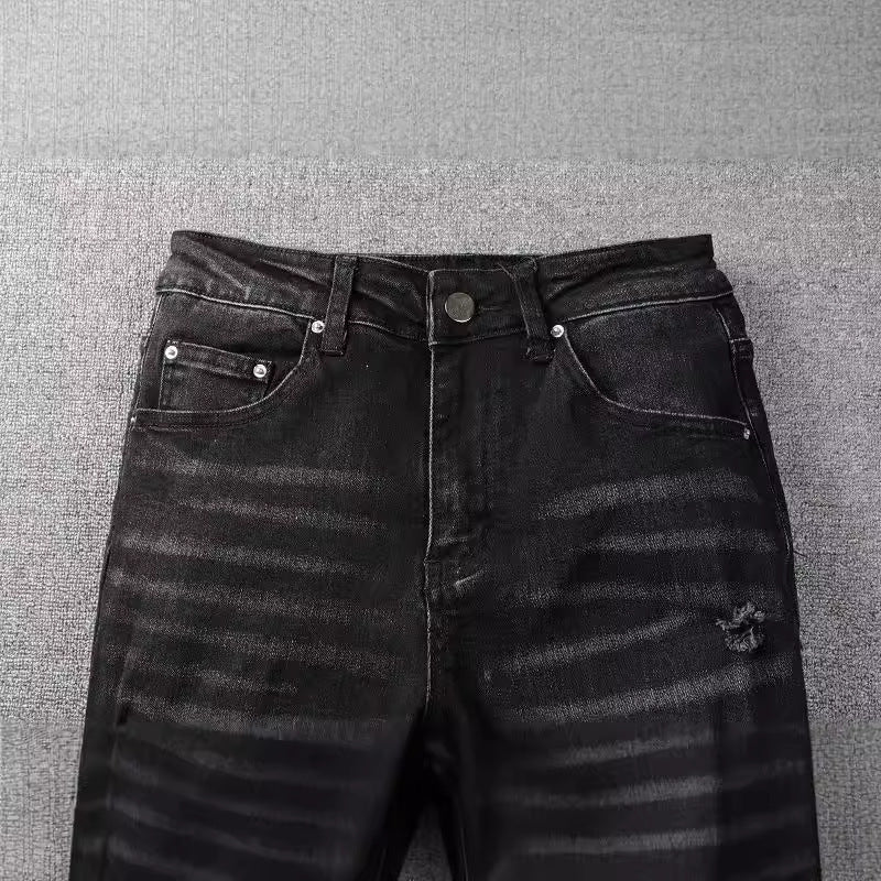 Schwarze Herren-Jeans mit auffälligen bunten Buchstaben