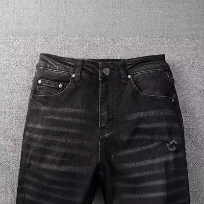 Schwarze Herren-Jeans mit auffälligen bunten Buchstaben