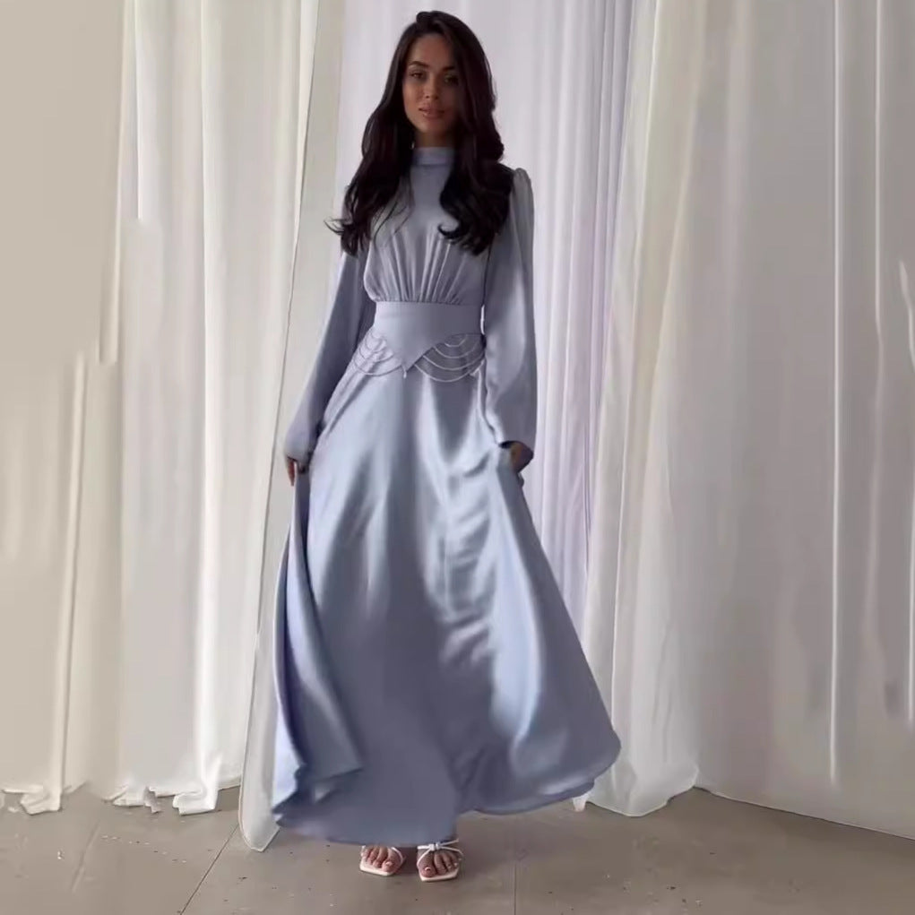 Eng tailliertes langärmliges Kleid in Unifarbe