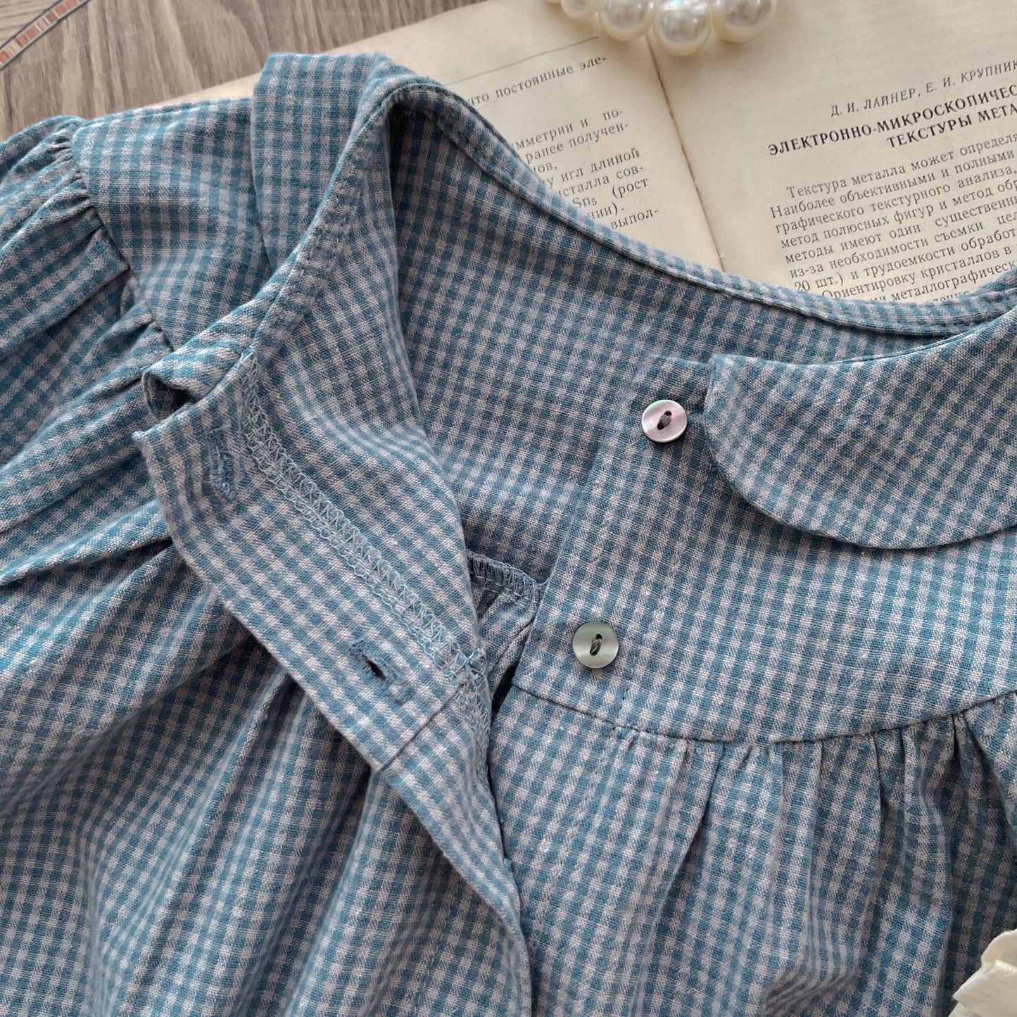 Baby Einteiler mit Knopfleiste Langarm Kleines Karomuster Strampler mit Trägerkleid