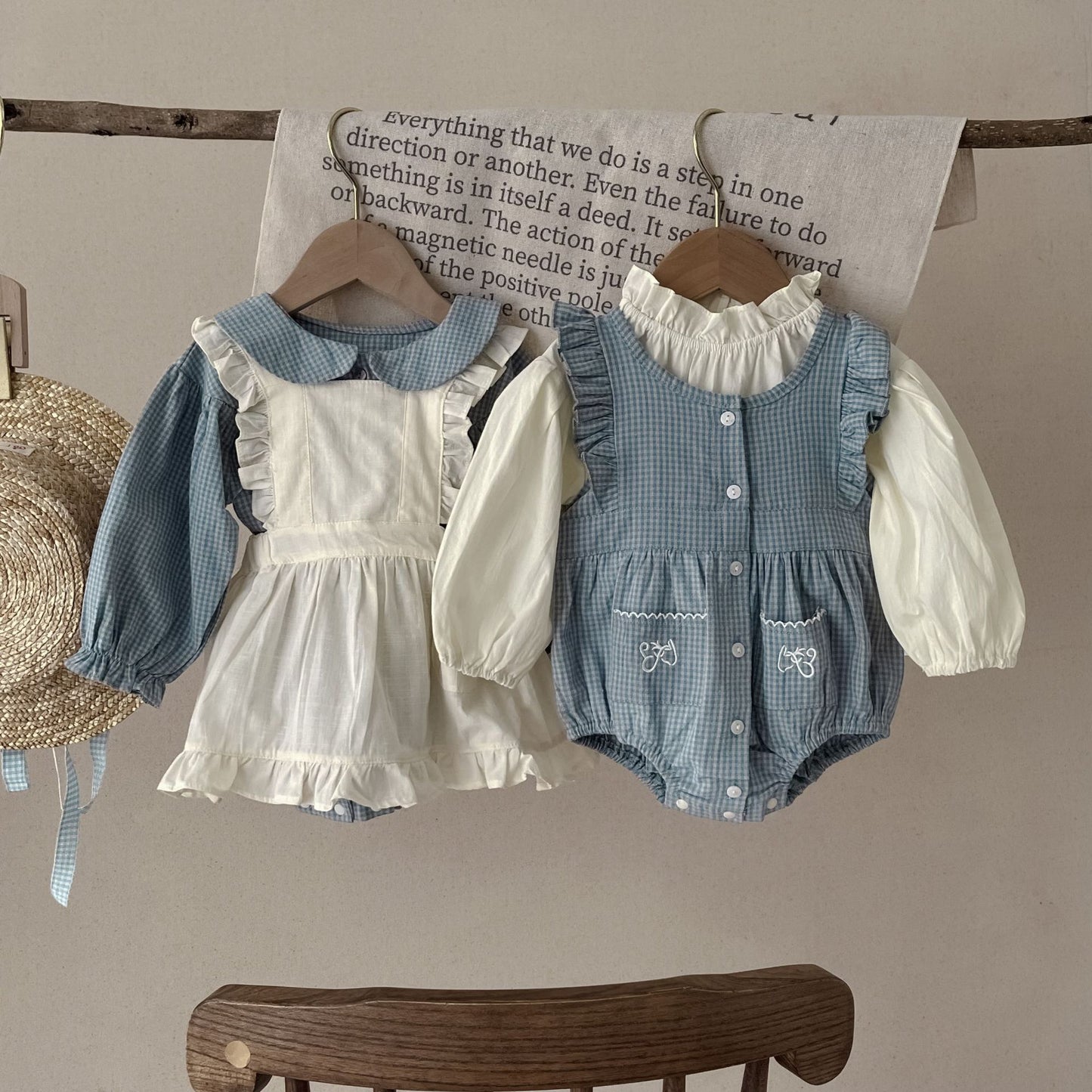 Baby Einteiler mit Knopfleiste Langarm Kleines Karomuster Strampler mit Trägerkleid