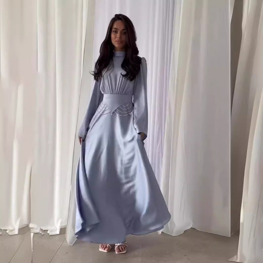 Eng tailliertes langärmliges Kleid in Unifarbe